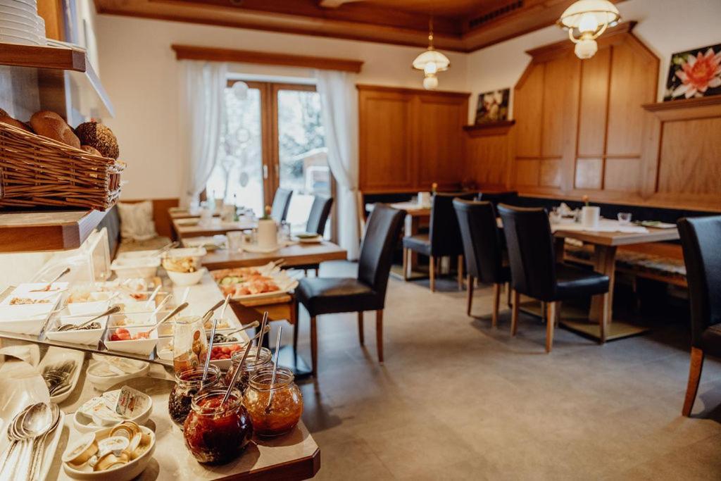 Dorfcafe Unken Hotelpension Swirtshaus Im Dorf Bagian luar foto