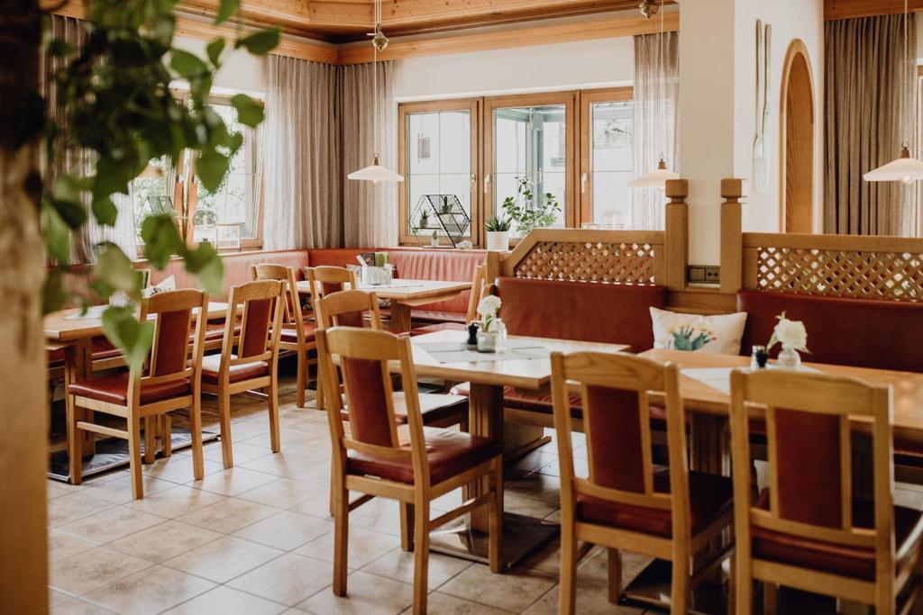 Dorfcafe Unken Hotelpension Swirtshaus Im Dorf Bagian luar foto